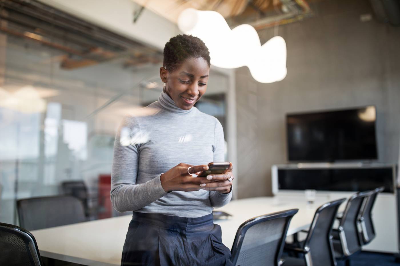 Women reading about five things you didn't know you could do with a virtual Data Room and Venue VDR.